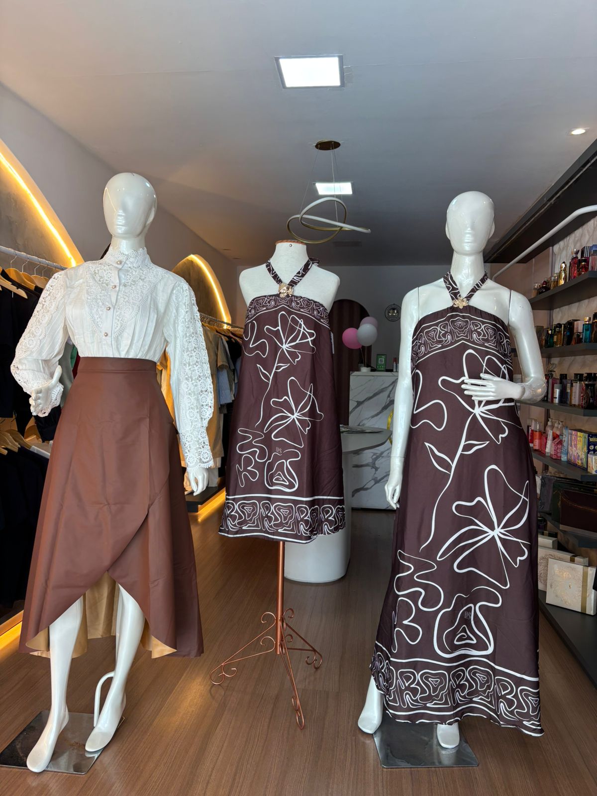 Detalhe de blusa de seda rosé com colar dourado